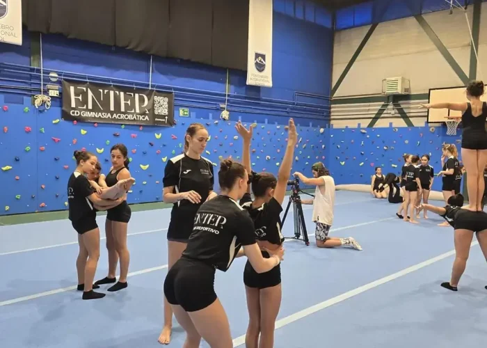 Entrenamiento del club de gimnasia en la sede de Moralzarzal
