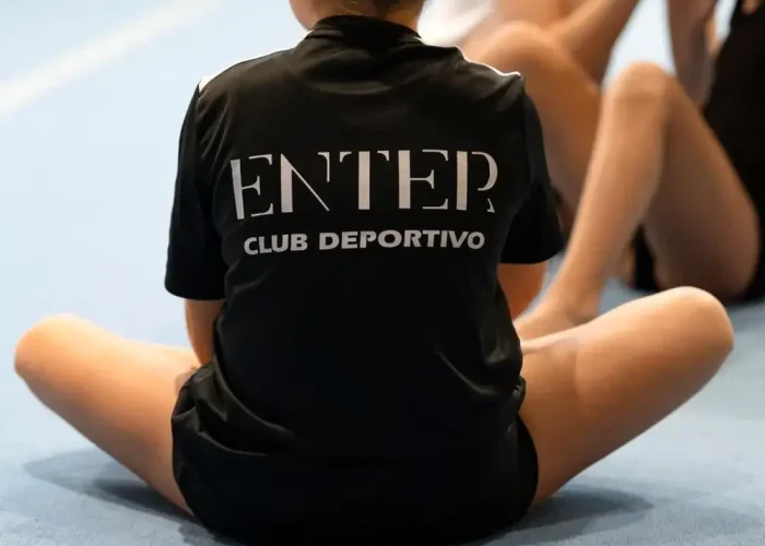 Gimnasta con la equipación del club de gimnasia acrobática