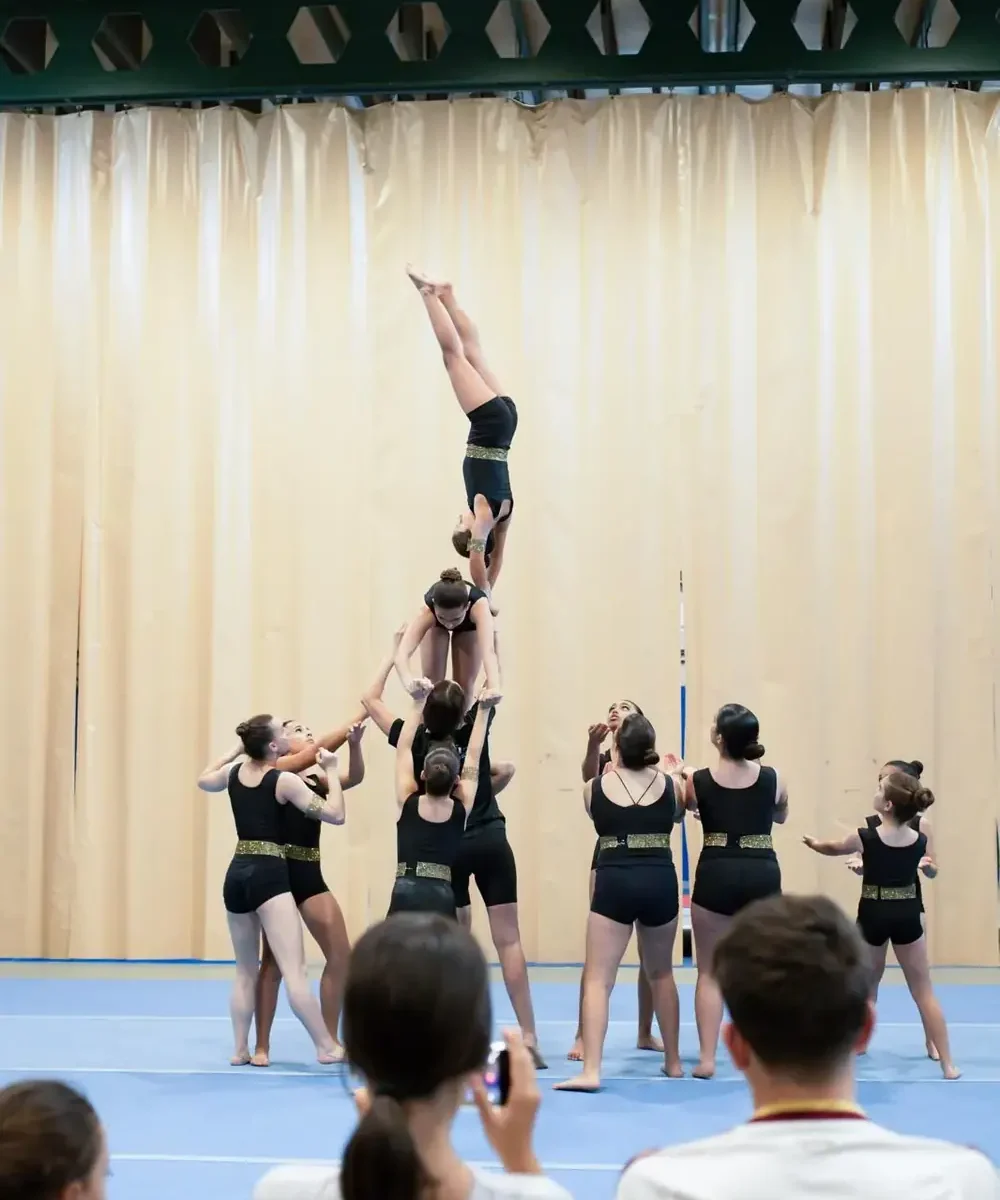 Pirámide de grupo en una exhibición de gimnasia acrobática