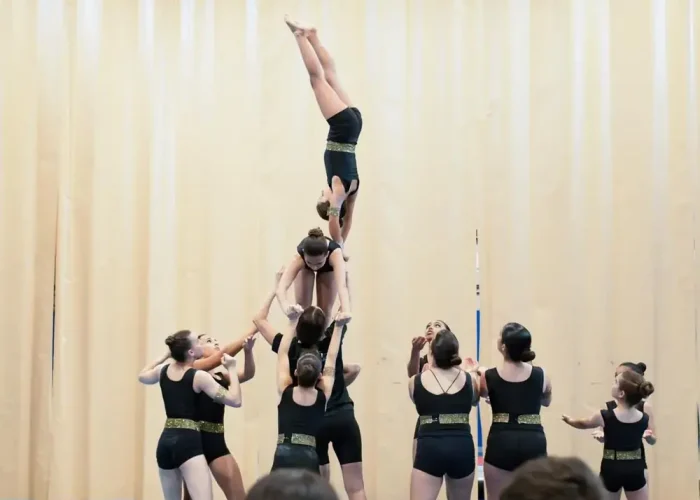 Pirámide de grupo en una exhibición de gimnasia acrobática