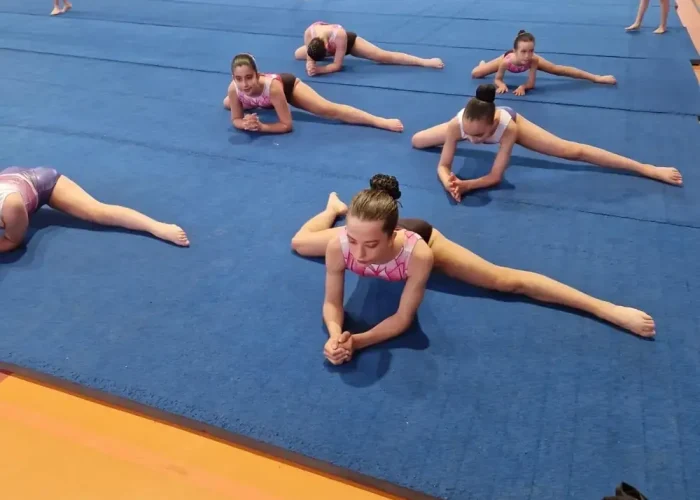 Trabajo de flexibilidad antes de competir en gimnasia acrobática
