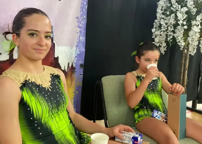 Gimnastas del club descansando entre ejercicios de competición