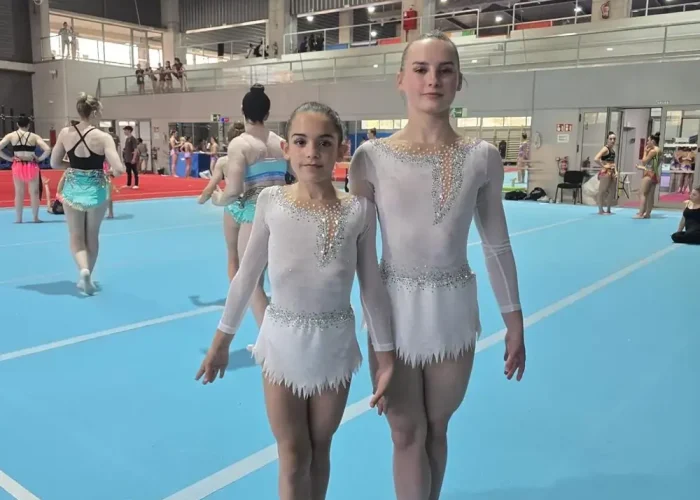 Pareja de gimnastas del club antes de competir