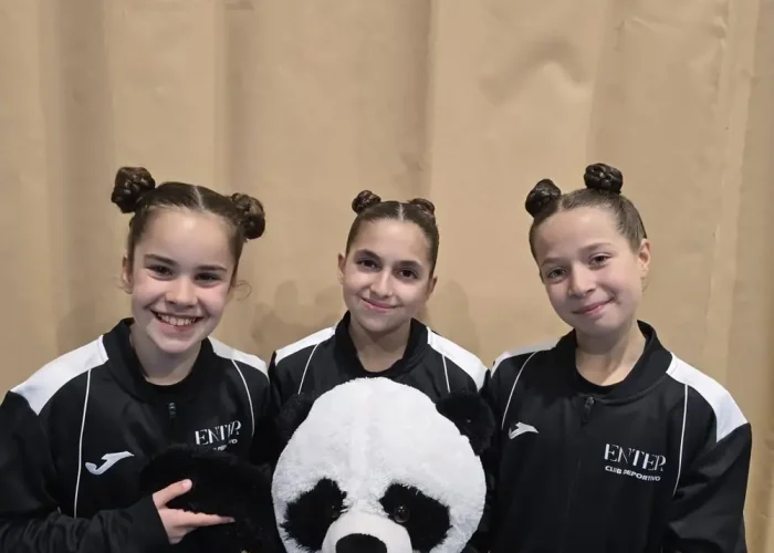 Trío de gimnastas del club de gimnasia acrobática de Madrid